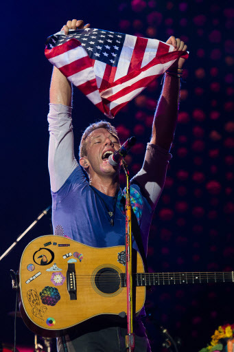 Chris Martin from the band Coldplay performs at MetLife Stadium on July 16 in East Rutherford, New Jersey. (AP-Yonhap)