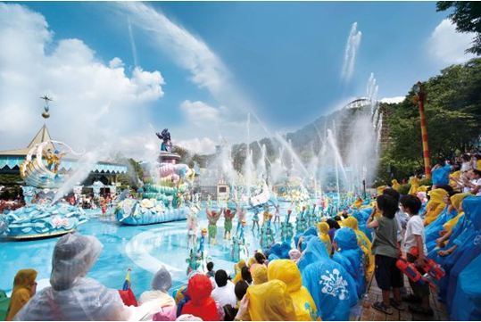 Visitors at the Everland resort and amusement park in Yongin, Gyeonggi Province (Everland Resort)