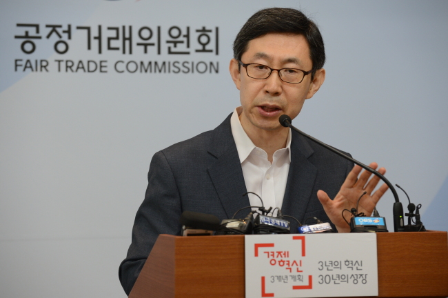 (사진)신영선 공정거래위원회 사무처장이 18일 정부세종청사에서 SK텔레콤과 CJ헬로비전 간 인수ㆍ합병에 대한 불허 결정을 한 것에 대한 브리핑을 하고 있다.[사진=공정거래위원회]