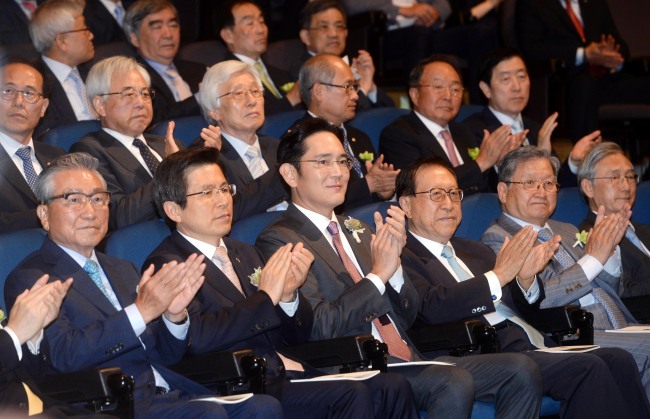 Lee Jae-yong (third from left in the front row) attends the 2016 Hoam Prize annual award ceremony on June. On his right is Prime Minister Hwang Kyo-ahn. / Samsung Group