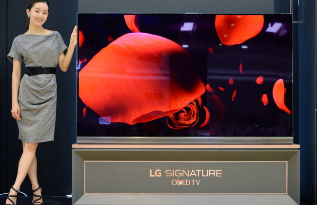 LG전자는 19일 77형 LG 시그니처(LG SIGNATURE) 올레드 TV(모델명: OLED77G6K)를 한국에서 가장 먼저 출시했다. LG전자의 두번째 초(超)프리미엄 TV다. 모델이 LG 베스트샵 강남본점에서 77형 LG 시그니처 올레드 TV를 소개하고 있다.