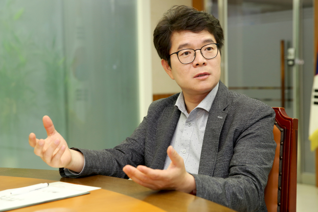 정원오 서울 성동 구청장은 민선 6기 2년을 아이디어로 이끌어왔다. 젠트리피케이션 예방과 함께 뚝도 활어축제, 수제화 특화산업 등 성공 사업들의 일등 공신은 막대한 예산이 아닌 ‘참신한 발상’이었다고 그는 자부한다.