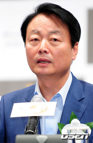 새누리당 당권주자 중 한 명인 한선교 의원이 19일 ‘서청원 전당대회 불가론’을 내놨다.