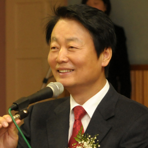 한선교 새누리당 의원이 지난 17일 불거진 ‘친박(親박근혜) 핵심’ 윤상현ㆍ최경환 의원의 공천개입 파문과 박근혜 대통령은 관계가 없다고 선을 그었다.
