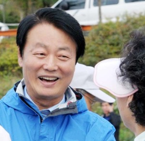 새누리당 당권주자 중 한 명인 한선교 의원이 지난 17일 벌어진 ‘친박(親박근혜) 핵심(윤상현ㆍ최경환 의원) 녹취록 파문’과 관련해 “윤 의원이 여러 가지 측면에서 위태로운 점이 많았다”고 회고했다.