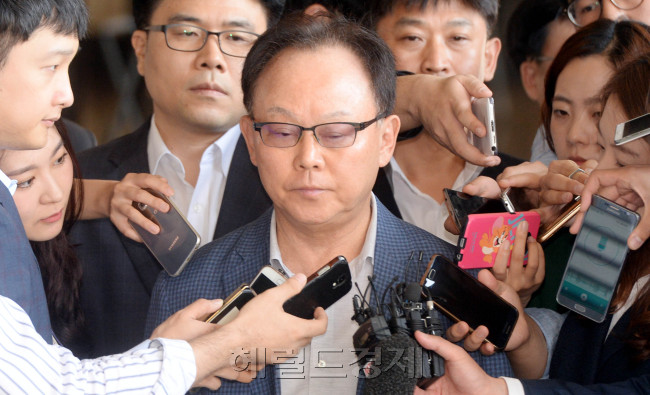 270억원대 소송 사기에 연루된 의혹을 받고 있는 기준(69) 전 롯데물산 사장이 피의자 신분으로 19일 검찰에 출석하면서 기자들의 질문의 받고 있다. 그는 롯데케미칼의 비자금 조성 의혹에 대해 “오해가 있는 것 같다”고 했다. 박현구 기자/phko@heraldcorp.com
