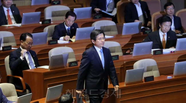 황교안 국무총리가 19일 오전 서울 여의도 국회에서 열린 본회의에 출석해 사드 관련 긴급현안질의에 답하기 위해 발언대로 나서고 있다.  박해묵 기자/mook@heraldcorp.com