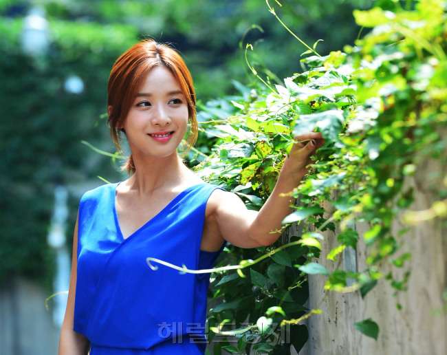 [사진= MBC 드라마 ‘운빨로맨스’에서 당차고 쿨한 커리어우먼으로 분한 이청아를 만났다. 윤병찬 기자/yoon4698@heraldcorp.com]