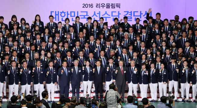 2016 리우데자네이루 하계올림픽 대한민국 선수단 결단식이 19일 서울 송파구 올림픽공원 올림픽홀에서 열린 가운데 황교안 국무총리, 김종덕 문화체육관광부 장관, 정몽규 선수단장, 김정행 ·강영중 대한체육회장을 비롯한 선수단이 기념촬영을 하고 있다. 박해묵 기자/mook@heraldcorp.com