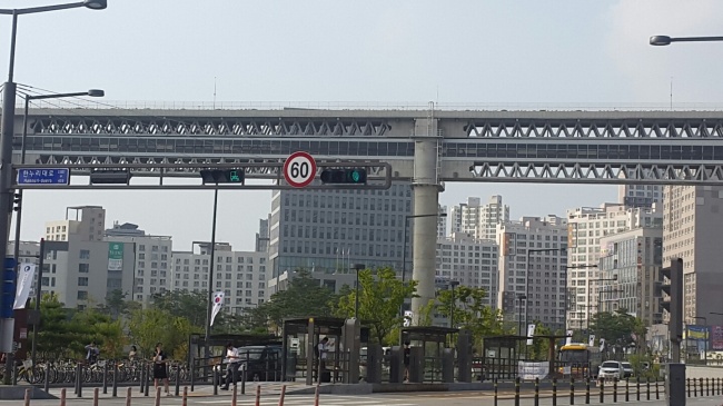 세종시에 살지 않는 사람들에게 문턱을 낮춘 새로운 청약제도가 이달 1일부터 적용됐다. 덕분에 건설사 청약경쟁률은 크게 뛰어올랐으나, 여전히 비거주자들의 당첨 가능성은 낮다는 비판이 제기된다. 사진은 세종정부청사와 주변 주거단지 모습.  박준규 기자/nyang@