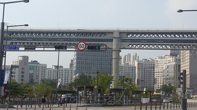 세종시에 살지 않는 사람들에게 문턱을 낮춘 새로운 청약제도가 이달 1일부터 적용됐다. 덕분에 건설사 청약경쟁률은 크게 뛰어올랐으나, 여전히 비거주자들의 당첨 가능성은 낮다는 비판이 제기된다. 사진은 세종정부청사와 주변 주거단지 모습.  박준규 기자/nyang@