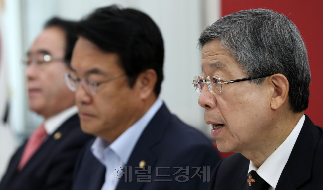 새누리당이 ‘녹취록’ 파문에 휩싸인 가운데 김희옥 혁신비상대책위원장과 정진석 원내대표가 20일 오전 국회에서 열린 혁신비대위 전체회의에 참석해 심각한 표정을 짓고 있다.박해묵 기자/mook@heraldcorp.com