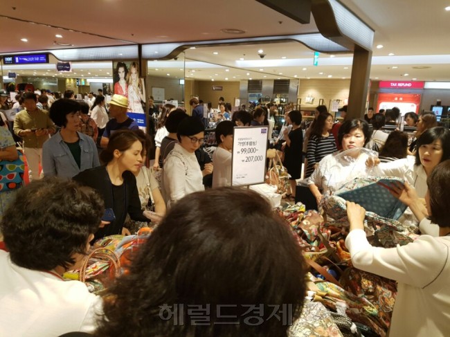 19일 오후 3시께 롯데백화점 소공동 본점 9층 상설매장은 명품을 구매하러 온 소비자들로 붐볐다. 명품이지만 저렴한 물건들이 큰 인기를 끌었다. 가방브랜드 오릴릴리 매장이 많은 고객들로 붐비고 있다.