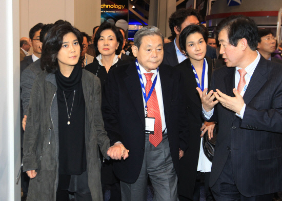 This Jan. 10, 2010 photo shows Samsung Electronics chairman Lee Kun-hee flanked by his two daughters -- Lee Boo-jin (left) and Lee Seo-hyun -- at Consumer Electronics Show held in Las Vegas. The chairman then spoke to reporters: "Let me advertise my daughters." (Yonhap)