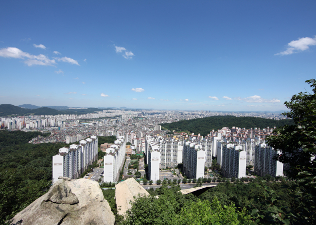 지난 주 금천구 전셋값 상승폭은 서울 1위였다. 강남순환고속도로 개통 영향이 컸다. 물건을 거둔 집주인이 많아지면서 전셋값과 전세가율은 조용하게 상승하고 있다. 사진은 금천구 아파트 단지 전경.