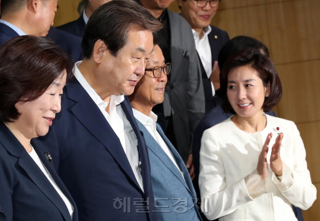 　저출산ㆍ고령화 등 미래 위협요인에 적극 대응하자는 취지로 결성된 국회연구단체 퓨처라이프포럼이 21일 오전 서울 여의도 국회 의원회관에서 열렸다. 왼쪽부터 심상정 정의당 대표, 김무성 새누리당 의원, 원혜영 더불어민주당 의원, 나경원 새누리당 의원. 박해묵 기자/mook@heraldcorp.com