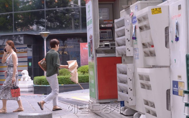 무분별한 에어컨 실외기 설치로 무더운 여름이 더 힘들어지고 있다. 에어컨 실외기에서 쏟아져 나오는 열기와 먼지로 시민들은 불편해 하고 있다. 고열과 먼지를 쉼없이 뿜어내는 에어컨 실외기는 ‘여름 폭군’이라는 말은 그래서 나온다. 사진은 질서없이 설치된 에어컨 실외기들.   정희조 기자/checho@heraldcorp.com