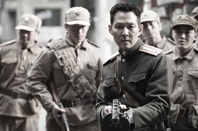 Actor Lee Jung-jae stars as Navy Lt. Jang Hak-soo in “Operation Chromite.” (CJ E&M Film Division)