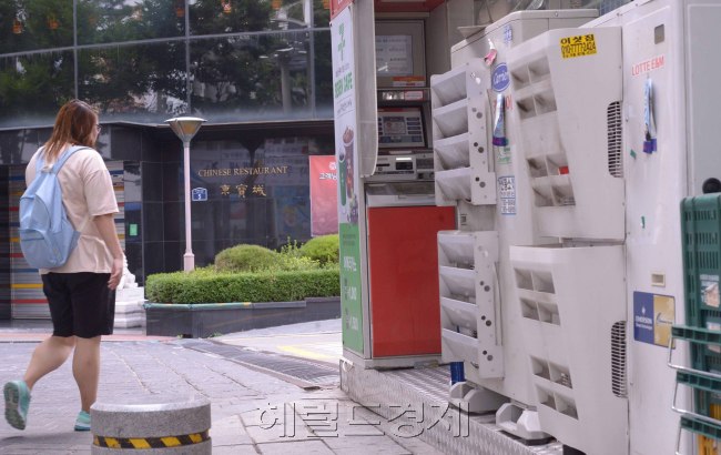 여름철 길거리에 설치된 에어콘의 열기는 더위에 지친 시민들의 발걸음을 짜증나게 하는 불쾌지수의 하나이다. <br />정희조 기자/checho@heraldcorp.com