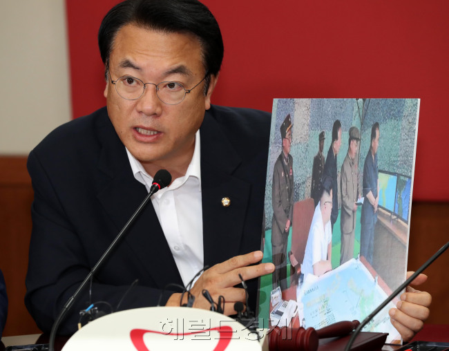 새누리당 정진석 원내대표가 21일 오전 서울 여의도 당사에서 열린 혁신비상대책위원회 회의에서 북한의 김정은이 대한민국 지도를 펼쳐놓고 미사일발사훈련을 직접 지휘하는 장면을 자료로 보여주며 발언하고 있다. 박해묵 기자/mook@heraldcorp.com