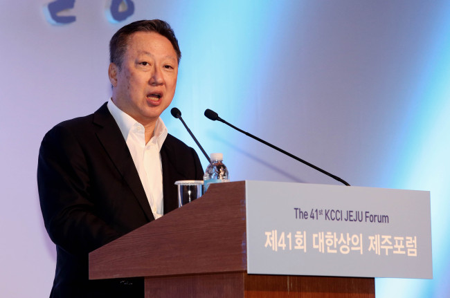 KCCI chief Park Yong-maan delivers a speech at the KCCI JEju Forum in Jejudo Island on July 20.