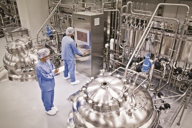 Samsung BioLogics employees inspect a bioreactor at its second plant in Songdo, Incheon. / Samsung BioLogics