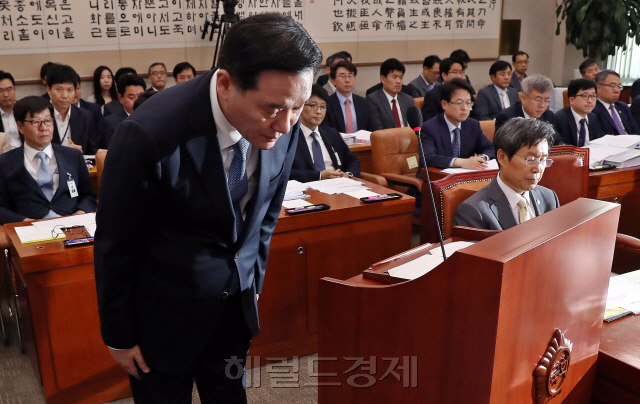 김현웅 법무부 장관이 18일 국회에서 열린 법제사법위원회 전체회의에서 현직 검사장 구속에 대해 대국민 사과하고 있다.
박해묵 기자/mook@heraldcorp.com