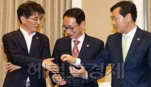 [사진=(왼쪽부터)박완주 더불어민주당, 김도읍 새누리당, 김관영 국민의당 원내수석부대표. 박해묵 기자/mook@heraldcorp.com]
