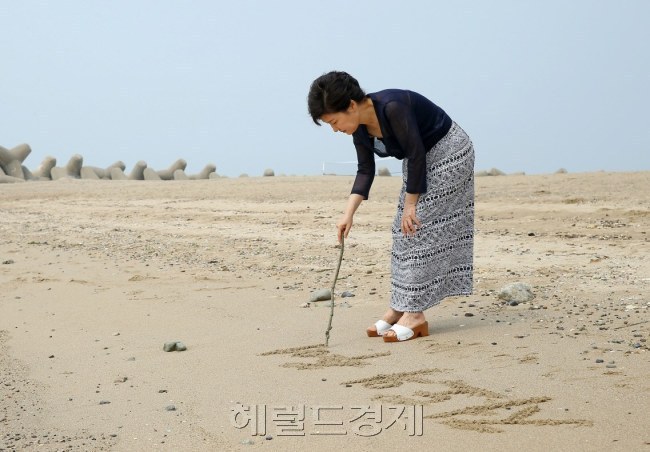 [사진= 박근혜 대통령이 오는 25일부터 29일까지 청와대 관저에서 여름휴가에 들어간다. 사진은 박 대통령이 취임 첫해 아버지 박정희 전 대통령과 여름휴가를 보냈던 경남 거제 저도를 찾아 여름휴가를 즐기는 모습. 제공=헤럴드경제DB]