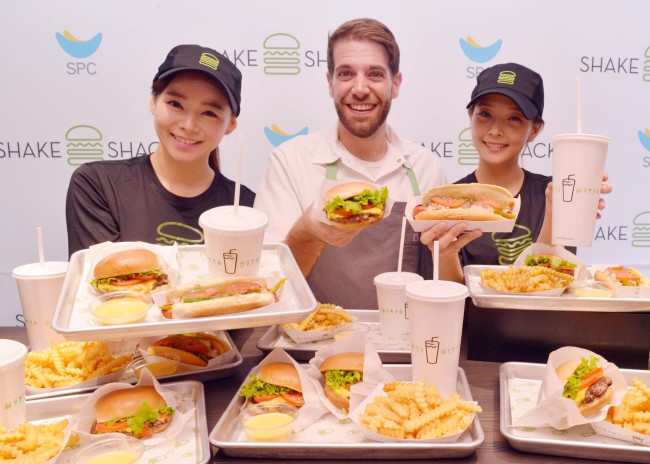 미국의 버거 브랜드 ‘쉐이크쉑(Shake Shake)’이 22일 서울 강남대로에 국내 1호점을 개장한 가운데 모델들이 쉑쉑버거를 선보이고 있다.
이상섭 기자/babtong@heraldcorp.com