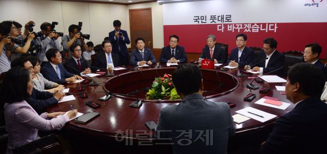 　[사진=김희옥 새누리당 혁신비상대책위원장이 서울 여의도 새누리당사에서 회의를 주재하고 있다. 박해묵 기자/mook@heraldcorp.com]