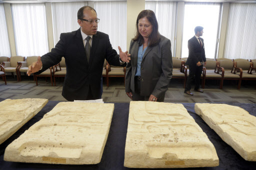 Los Angeles-based Consul General of Guatemala Roberto Archila (left) and FBI Assistant Director in Charge Deirdre Fike review pre-Columbian Mayan artifacts during a repatriation ceremony at the FBI offices in Los Angeles on Friday. (AP-Yonhap)