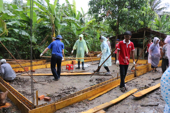 Volunteer students of Incheon National Unversity rebuilt a home for local residents in Can Tho, Vietnam. (Incheon National University)