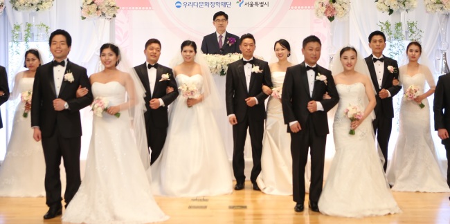 A group wedding of South Korean men and their foreign-born brides, which was jointly financed by the Seoul Metropolitan Government and the Woori Bank, held earlier in Seoul this month. (Yonhap)
