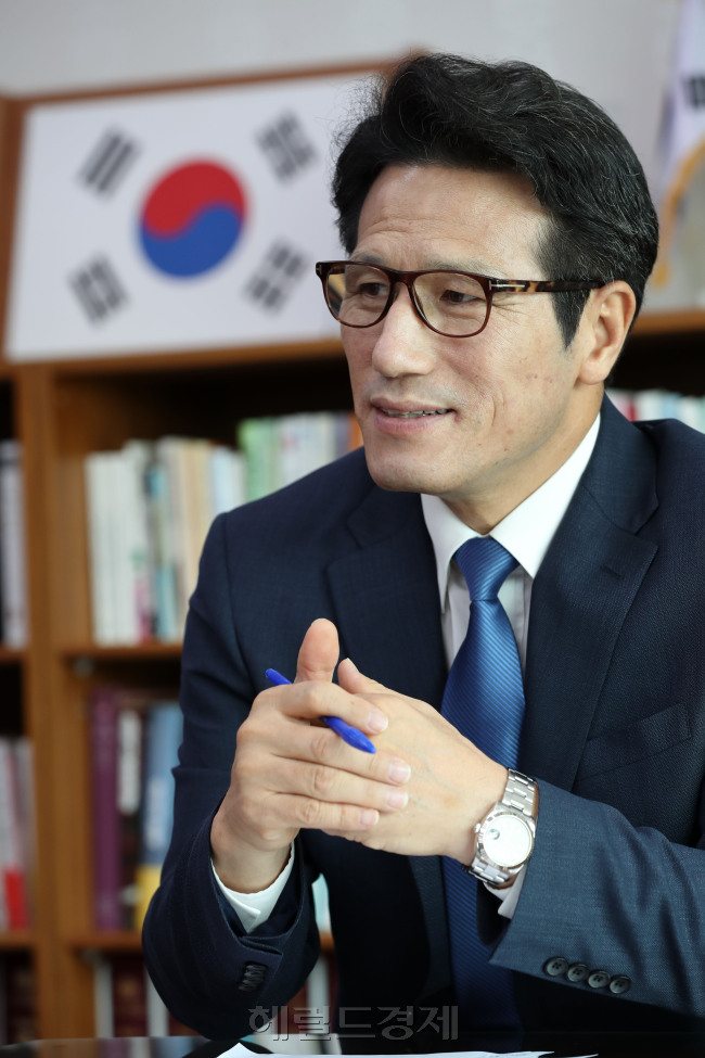 정병국 의원이 지난주 서울 여의도 국회 의원회관에서 본지와 인터뷰를 갖고 있다.  박해묵 기자/mook@