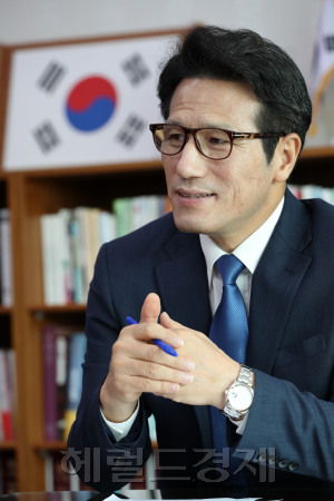 정병국 의원이 지난주 서울 여의도 국회 의원회관에서 본지와 인터뷰를 갖고 있다.  박해묵 기자/mook@