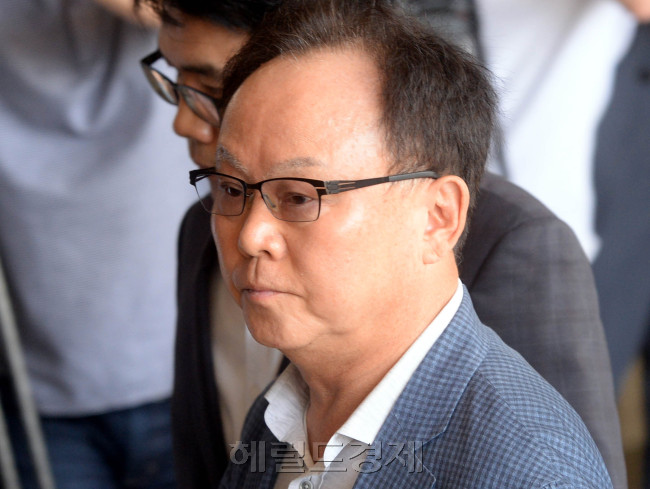 [사진= 기준 전 롯데물산 사장이 구속되면서 제2롯데월드를 둘러싼 의혹에도 검찰이 칼을 들이댈지 관심을 모으고 있다. 23일 계열사 사장급 신분으로는 첫 구속자가 된 기 전 사장은 공군 고위층에 제2롯데월드 인허가 로비를 한 의혹을 받고 있다.]