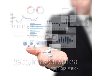 [사진=르노삼성 부산공장에서 2.0ℓ GDI MR엔진이 장착된 SM6를 작업자가 살펴보고 있다.제공=르노삼성]