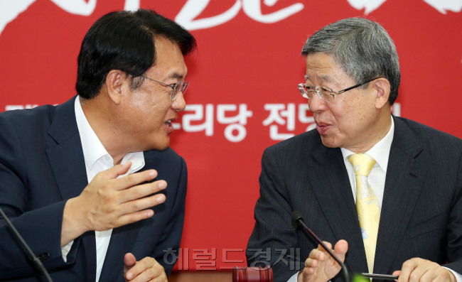 김희옥 새누리당 혁신비상대책위원장과 정진석 새누리당 원내대표가 25일 오전 서울 여의도 새누리당 당사에서 열린 혁신비상대책위원회 회의에서 이야기를 나누고 있다. 박해묵 기자/mook@heraldcorp.com
김희옥 새누리당 혁신비상대책위원장과 정진석 새누리당 원내대표가 25일 오전 서울 여의도 새누리당 당사에서 열린 혁신비상대책위원회 회의에서 이야기를 나누고 있다. 박해묵 기자/mook@heraldcorp.com