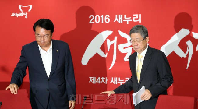 김희옥 새누리당 혁신비상대책위원장과 정진석 새누리당 원내대표가 25일 오전 서울 여의도 새누리당 당사에서 열린 혁신비상대책위원회 회의에 참석하고 있다. 박해묵 기자/mook@heraldcorp.com
김희옥 새누리당 혁신비상대책위원장과 정진석 새누리당 원내대표가 25일 오전 서울 여의도 새누리당 당사에서 열린 혁신비상대책위원회 회의에 참석하고 있다. 박해묵 기자/mook@heraldcorp.com