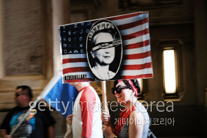 [사진=미국 필라델피아에서 힐러리 반대 시위 중인 버니 샌더스 지지자들.]