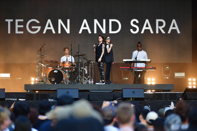 Pop duo Tegan and Sara (center) perform onstage with their band at Jisan Valley Rock Music & Arts Festival on July 22. (CJ E&M)