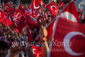 [사진=24일(현지시간) 터키 이스탄불 탁심 광장에서 에르도안 대통령을 지지하는 국민들이 모여 집회를 열고 있다. 국가비상사태를 선포한 에르도안 대통령은 쿠데타 세력을 숙청하겠다고 공언한 바 있다.]