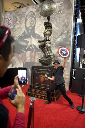 Steve Sievers poses for a photo in front of a statue of Marvel Comics character Captain America during the Preview Night before the San Diego Comic Con 2016 in San Diego, California, on July 20. (EPA-Yonhap)