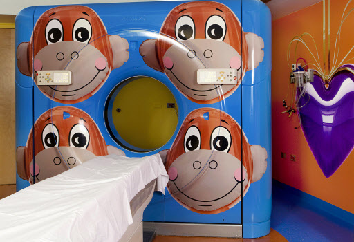 This June 2010 photo provided by RxArt shows a CT scanner room decorated with artwork by Jeff Koons. From left: “Monkey” and “Hanging Heart (Violet/Gold)” at the Advocate Children’s Hospital in Oak Lawn, Illinois. (AP-Yonhap)