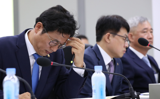 Vice Environment Minister Lee Jung-sub attends a meeting of the special parliamentary committee on humidifier disinfectant damages in Sejong City on Monday.