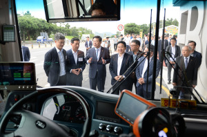 주형환(왼쪽 세번째) 산업통상자원부 장관이 원희룡(왼쪽 네번째) 제주지사와 함께 지난 21일 제주도 서귀포시 대륜동 동사무소 앞 버스정류소 전기버스 배터리 교환 스테이션 현장을 찾아 전기차 사업 관계자들과 지원방안 등에 대해 대화하고 있다.  [사진제공=산업통상자원부]