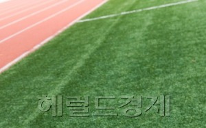 학교운동장에 깔린 우레탄 트랙.
[사진=헤럴드경제DB]