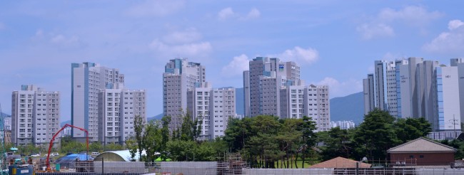 서울과 지방의 부동산 시장에 경보음이 울린다. 서울에선 주변 택지지구에서 신규 아파트가 입주를 시작하며 전세 수요가 떨어졌다. 강남권 자치구는 이미 전셋값이 하락국면에 접어들었다. 동시에 충청권과 경북, 경기도 일부 지역에선 미분양 주택도 늘어나고 있다. 사진은 서울의 ‘역전세난’의 원인으로 지목된 하남 미사강변신도시 아파트 전경.