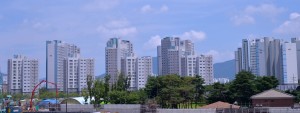 서울과 지방의 부동산 시장에 경보음이 울린다. 서울에선 주변 택지지구에서 신규 아파트가 입주를 시작하며 전세 수요가 떨어졌다. 강남권 자치구는 이미 전셋값이 하락국면에 접어들었다. 동시에 충청권과 경북, 경기도 일부 지역에선 미분양 주택도 늘어나고 있다. 사진은 서울의 ‘역전세난’의 원인으로 지목된 하남 미사강변신도시 아파트 전경.